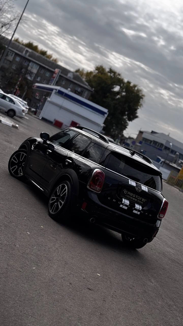 Белые полосы на кузове MINI Countryman.