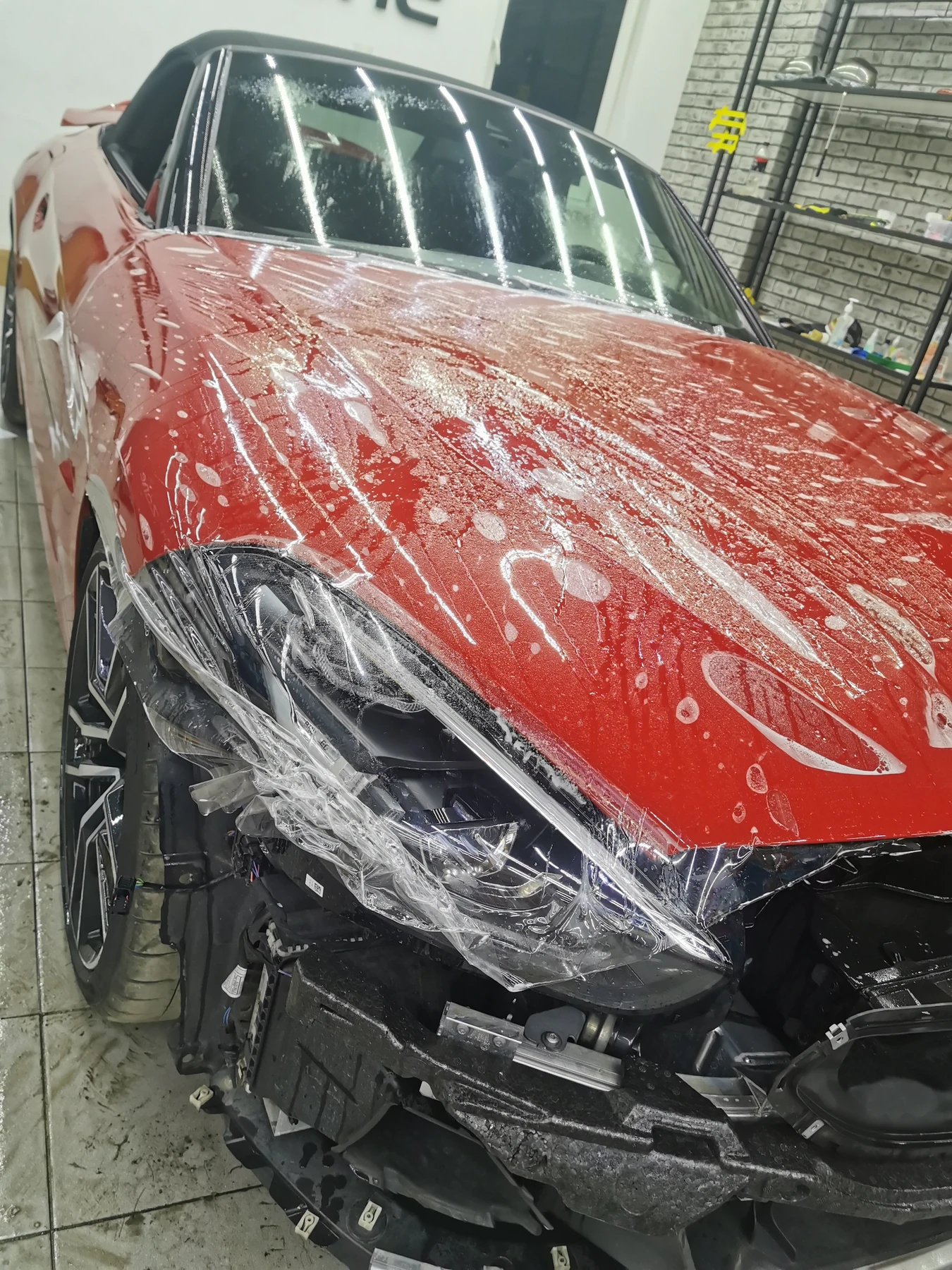 Прозрачная плёнка на красном кузове сохраняет исходный цвет · фотоархив JustWrap